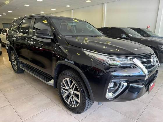 TOYOTA HILUX SW4 2.8 SRX 4X4 7 LUGARES 16V TURBO INTERCOOLER DIESEL 4P AUTOMÁTICO TOYOTA HILUX SW4 2.8 SRX 4X4 7 LUGARES 16V TURBO INTERCOOLER DIESEL 4P AUTOMÁTICO